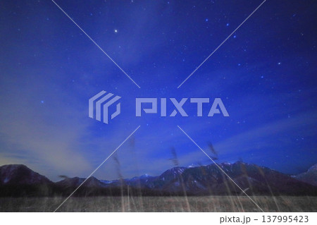 春の大曲線(北斗七星の柄～アークトゥルス～スピカ) 137995423