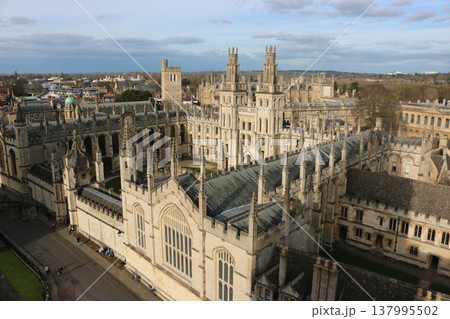 イギリス・オックスフォードの歴史ある大学建築を望む俯瞰風景 イギリス・オックスフォードの歴史ある大学建築を望む俯瞰風景 137995502