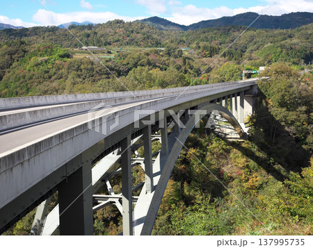 秋の天龍峡大橋 137995735