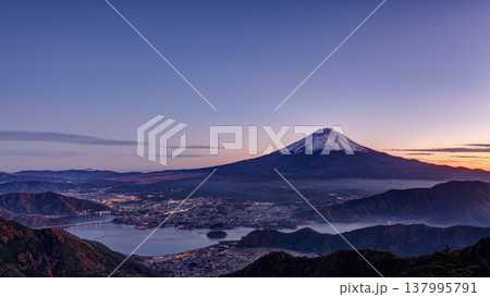 マジックアワー時の富士山と河口湖の絶景 マジックアワー時の富士山と河口湖の絶景 137995791