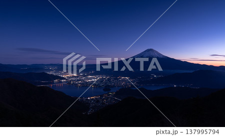 マジックアワー時の富士山と河口湖の絶景 マジックアワー時の富士山と河口湖の絶景 137995794