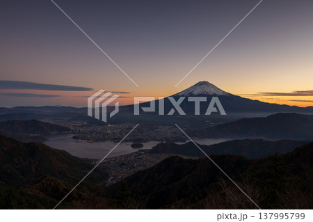 マジックアワー時の富士山と河口湖の絶景 マジックアワー時の富士山と河口湖の絶景 137995799