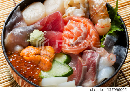 海鮮丼 137996065