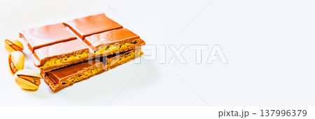 ドバイチョコ は 話題 の チョコレート 【 Dubai chocolate の イメージ 】 137996379