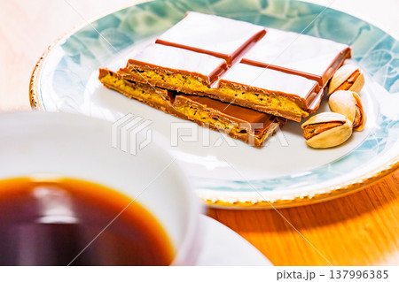 ドバイチョコ は 話題 の チョコレート 【 Dubai chocolate の イメージ 】 ドバイチョコ は 話題 の チョコレート 【 Dubai chocolate の イメージ 】 137996385