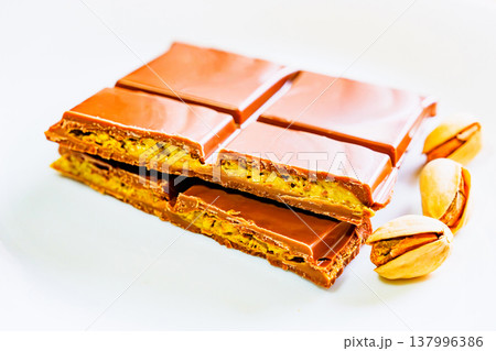 ドバイチョコ は 話題 の チョコレート 【 Dubai chocolate の イメージ 】 ドバイチョコ は 話題 の チョコレート 【 Dubai chocolate の イメージ 】 137996386