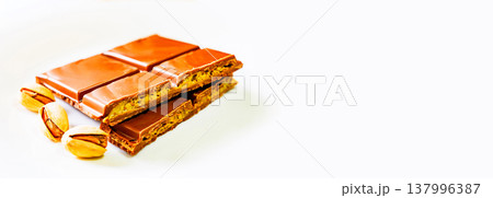 ドバイチョコ は 話題 の チョコレート 【 Dubai chocolate の イメージ 】 137996387