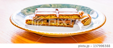 ドバイチョコ は 話題 の チョコレート 【 Dubai chocolate の イメージ 】 137996388