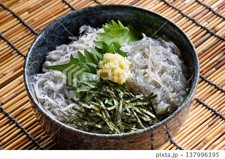 しらす二色丼 しらす二色丼 137996395