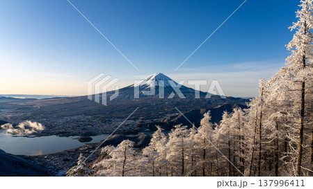 新道峠から望む富士山と樹氷 137996411