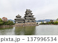 松本城と水面のリフレクション 日本の歴史的観光地の風景 137996534
