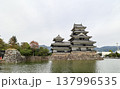 松本城と水面のリフレクション 日本の歴史的観光地の風景 137996535