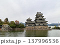 松本城と水面のリフレクション 日本の歴史的観光地の風景 137996536