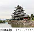 松本城の正面外観 日本を代表する国宝の城 137996537