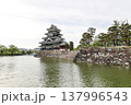 水辺に佇む松本城 日本の歴史と自然の風景 137996543