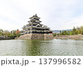 明るい空の下の松本城 日本の歴史的建造物 137996582