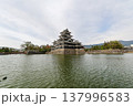 明るい空の下の松本城 日本の歴史的建造物 137996583