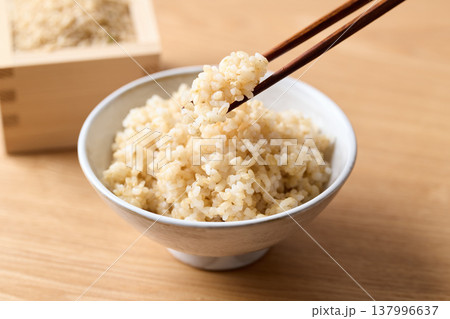 茶碗によそった玄米ごはん 茶碗によそった玄米ごはん 137996637