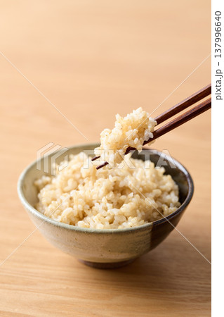 茶碗によそった玄米ごはん 137996640