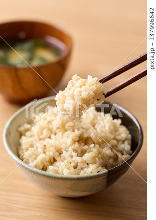 茶碗によそった玄米ごはん 137996642