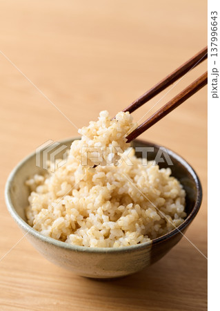 茶碗によそった玄米ごはん 茶碗によそった玄米ごはん 137996643