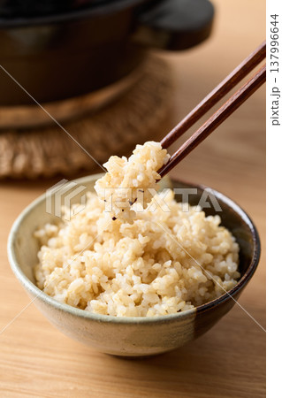 茶碗によそった玄米ごはん 137996644
