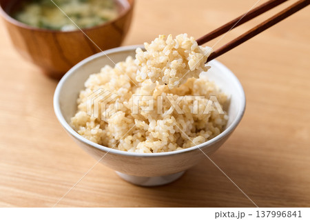 茶碗によそった玄米ごはん 137996841