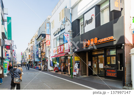 東京　武蔵境駅北口　すきっぷ通り　駅から奥を見る 137997147