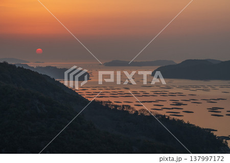 日本の岡山県瀬戸内市の迫り門の曙の海に浮かぶ美しい風景 137997172