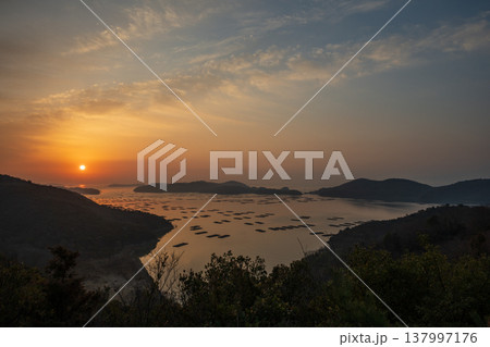 日本の岡山県瀬戸内市の迫り門の曙の海に浮かぶ美しい風景 137997176