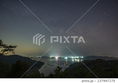 日本の岡山県瀬戸内市の迫り門の曙の海に浮かぶ美しい風景 137997178