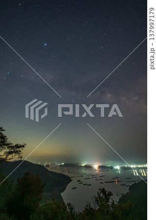 日本の岡山県瀬戸内市の迫り門の曙の海に浮かぶ美しい風景 137997179
