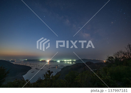 日本の岡山県瀬戸内市の迫り門の曙の海に浮かぶ美しい風景 日本の岡山県瀬戸内市の迫り門の曙の海に浮かぶ美しい風景 137997181