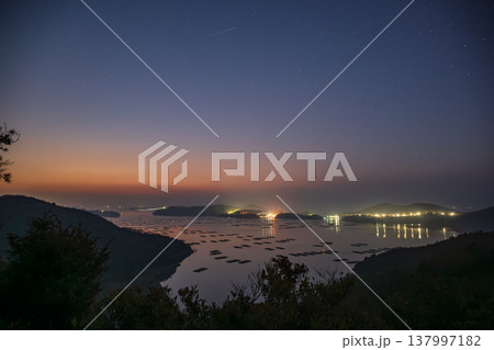 日本の岡山県瀬戸内市の迫り門の曙の海に浮かぶ美しい風景 日本の岡山県瀬戸内市の迫り門の曙の海に浮かぶ美しい風景 137997182