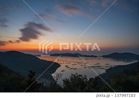 日本の岡山県瀬戸内市の迫り門の曙の海に浮かぶ美しい風景 日本の岡山県瀬戸内市の迫り門の曙の海に浮かぶ美しい風景 137997183