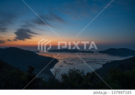 日本の岡山県瀬戸内市の迫り門の曙の海に浮かぶ美しい風景 137997185