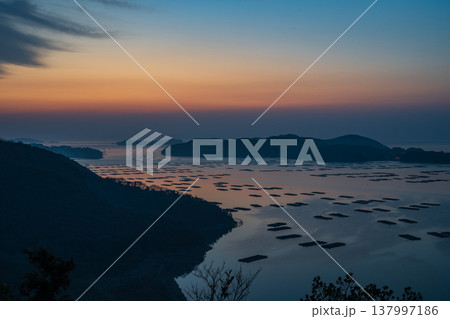 日本の岡山県瀬戸内市の迫り門の曙の海に浮かぶ美しい風景 137997186
