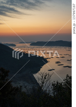 日本の岡山県瀬戸内市の迫り門の曙の海に浮かぶ美しい風景 137997187