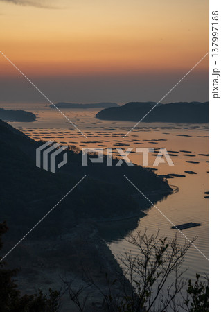 日本の岡山県瀬戸内市の迫り門の曙の海に浮かぶ美しい風景 137997188