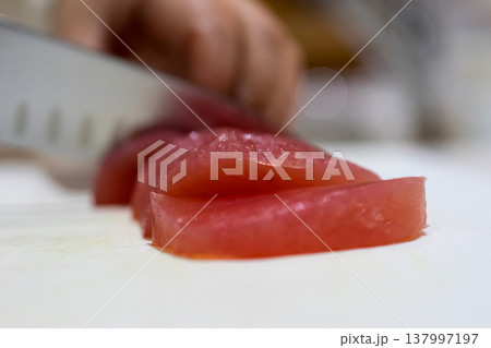 マグロ赤身のさくを切る マグロ赤身のさくを切る 137997197