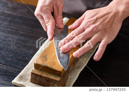 包丁を研ぐ男性 137997205