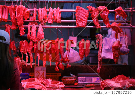 香港の市場の肉屋で売られる豚肉。牛肉や鶏肉より高級で高価。中国人は豚肉が大好きだ 香港の市場の肉屋で売られる豚肉。牛肉や鶏肉より高級で高価。中国人は豚肉が大好きだ 137997210