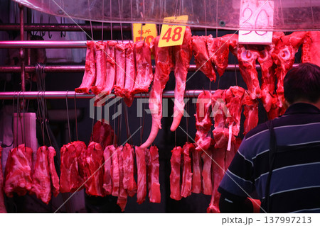 香港の市場の肉屋で売られる豚肉。牛肉や鶏肉より高級で高価。中国人は豚肉が大好きだ 香港の市場の肉屋で売られる豚肉。牛肉や鶏肉より高級で高価。中国人は豚肉が大好きだ 137997213