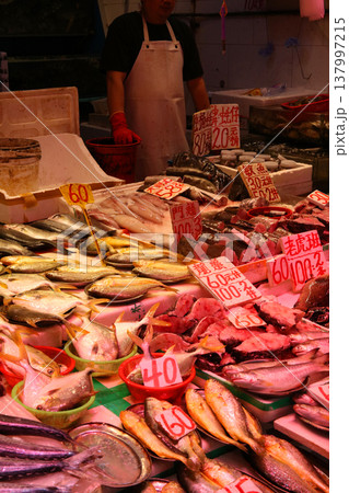 香港島北角の市場で売られる魚。日本ではなじみのない魚も多い 137997215