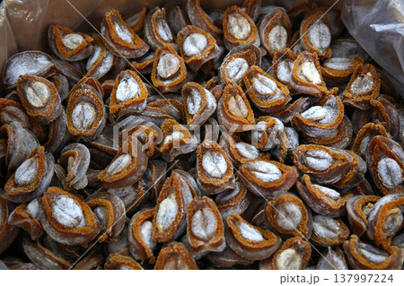 香港・徳輔道西の乾物店で売られる最高級干しアワビ 137997224