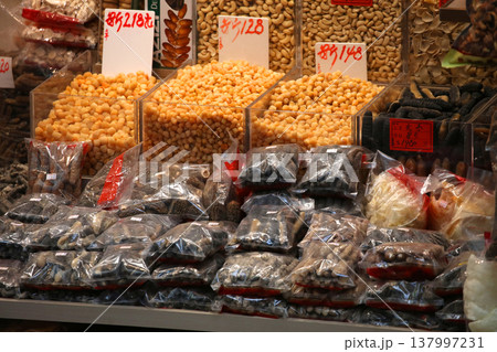 香港・徳輔道西の高級乾物店で売られる高級食材。何に使われるか分からない乾物も多い 香港・徳輔道西の高級乾物店で売られる高級食材。何に使われるか分からない乾物も多い 137997231