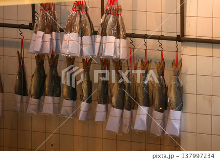 香港・徳輔道西で売られる塩干し魚(ハムユイ)。クサヤに似ていで臭いが美味。かつては安かったが今は高価 香港・徳輔道西で売られる塩干し魚(ハムユイ)。クサヤに似ていで臭いが美味。かつては安かったが今は高価 137997234