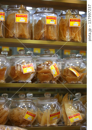 香港・徳輔道西の乾物店で売られる魚の浮袋。とても高価で「魚胆｝と呼ばれる高価な中華食材 137997237
