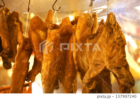 香港・徳輔道西の乾物店で売られる魚の浮袋。とても高価で「魚胆}と呼ばれる高価な中華食材 香港・徳輔道西の乾物店で売られる魚の浮袋。とても高価で「魚胆}と呼ばれる高価な中華食材 137997240