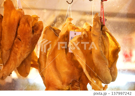 香港・徳輔道西の乾物店で売られる魚の浮袋。とても高価で「魚胆｝と呼ばれる高価な中華食材 137997242